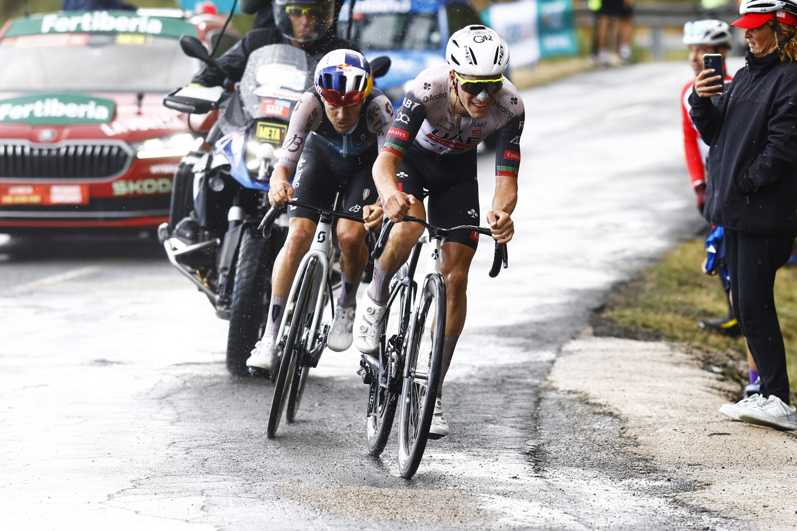 Tom Pidcock finishes second on Stage 9 of the Vuelta a España at Valdezcaray in tough weather.